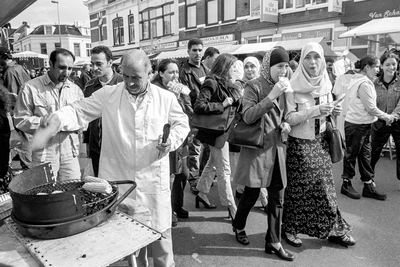 405879 Afbeelding van het Lombok Anders -feest in de Kanaalstraat te Utrecht, tijdens de viering van Bevrijdingsdag.